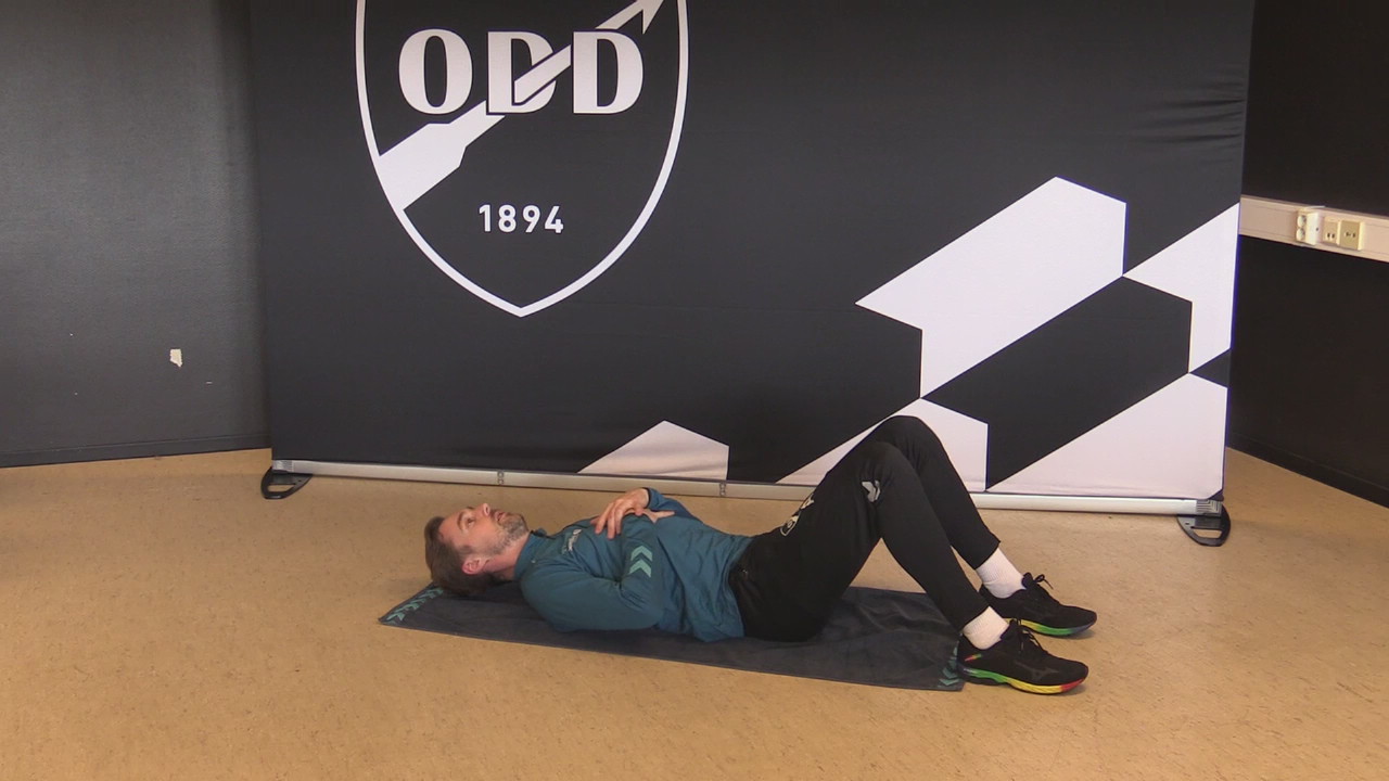 Sit ups hender pa bryst Niv 1.MP4